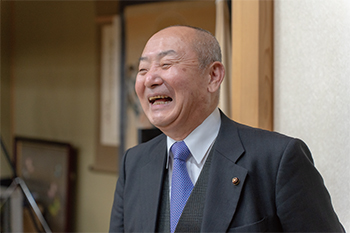 そら美英の市議会議員としての仕事の様子